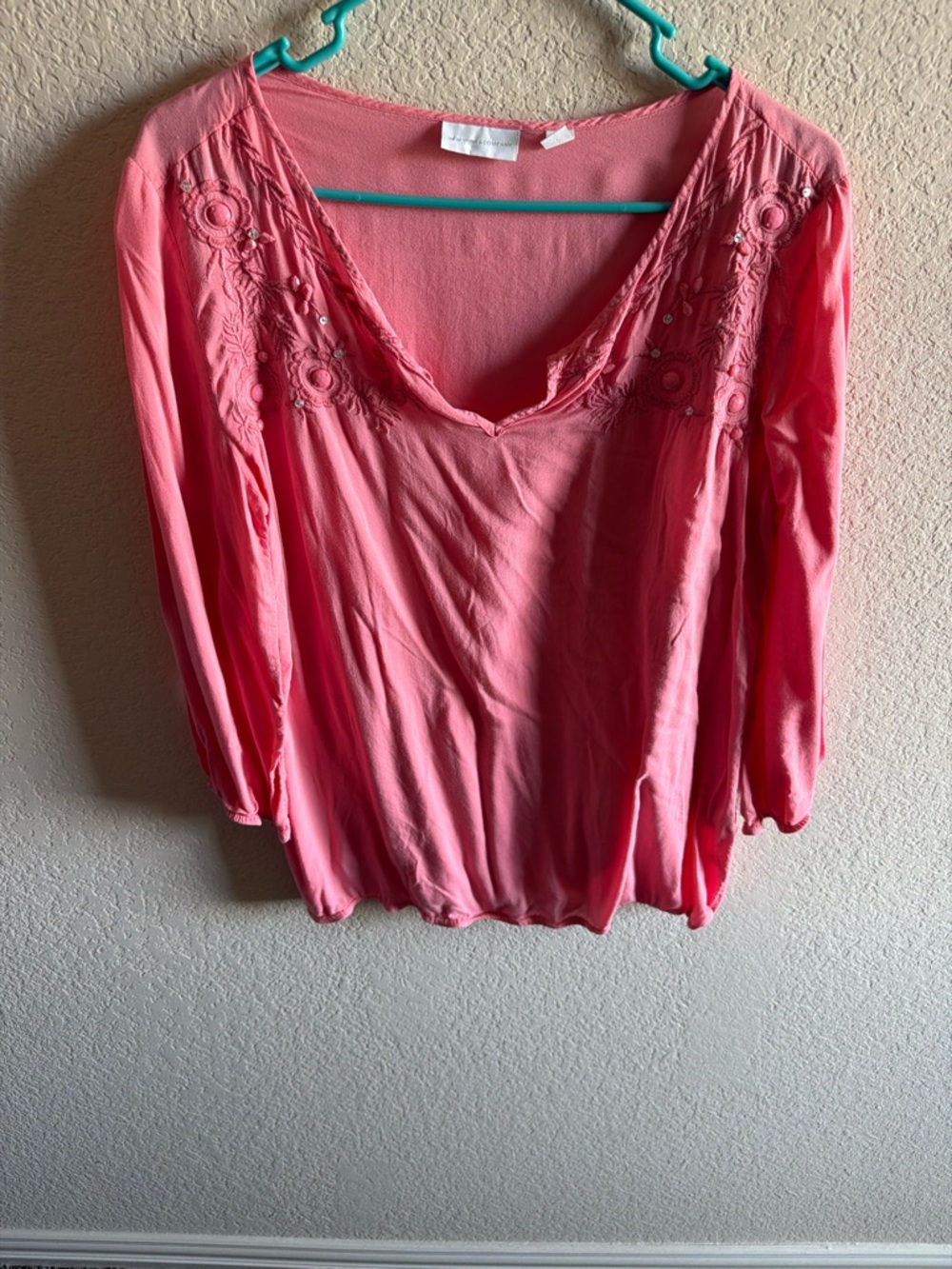 Women’s Pink Embroidered V-Neck Blouse Size: L
Brand:NY and Company
Cond: NCO